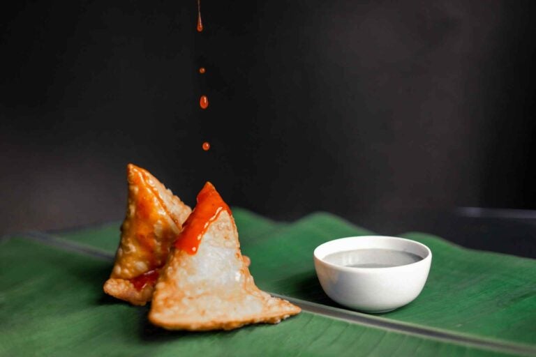 Samosas con chutney.