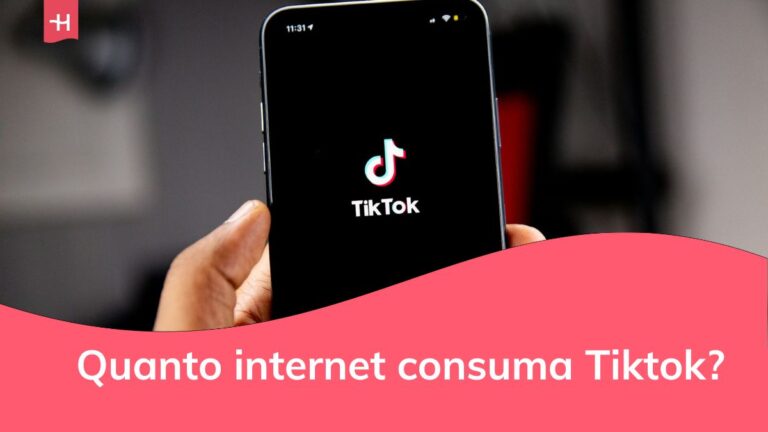 Telefono cellulare in mano a persona che apre TikTok