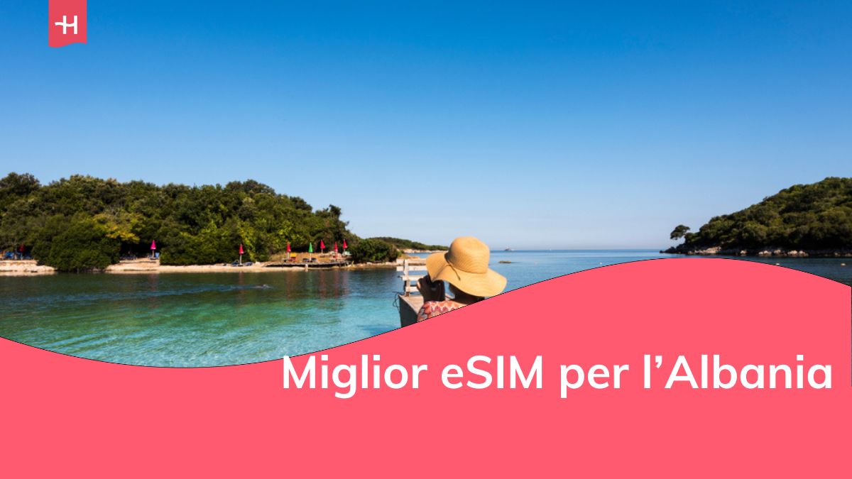 Spiaggia di Ksamil - Donna con cappello di paglia seduta su una passerella di legno, Ksamil, Albania
