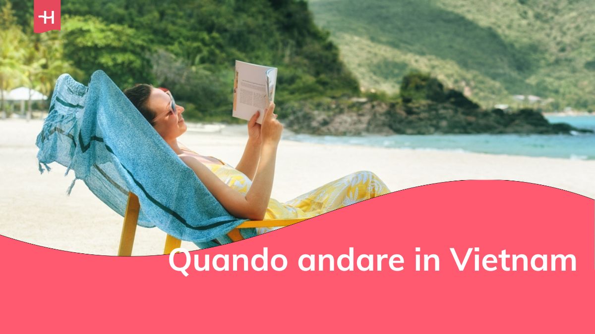 Concetto di vacanza estiva in spiaggia. Donna che sorride e legge un libro in una località balneare durante le vacanze estive.