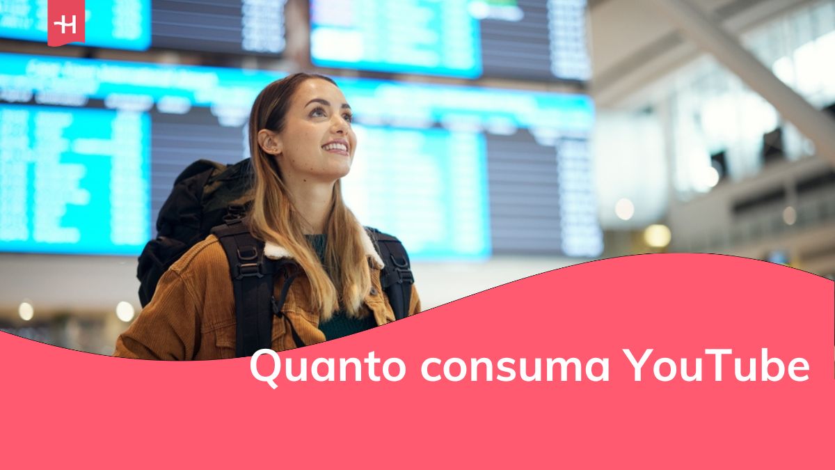 Viaggio, aeroporto e donna eccitata con passaporto. biglietto di viaggio e documenti per l'immigrazione, viaggio e programma di volo. Persona con zaino e ricerca di documenti d'identità per la registrazione internazionale