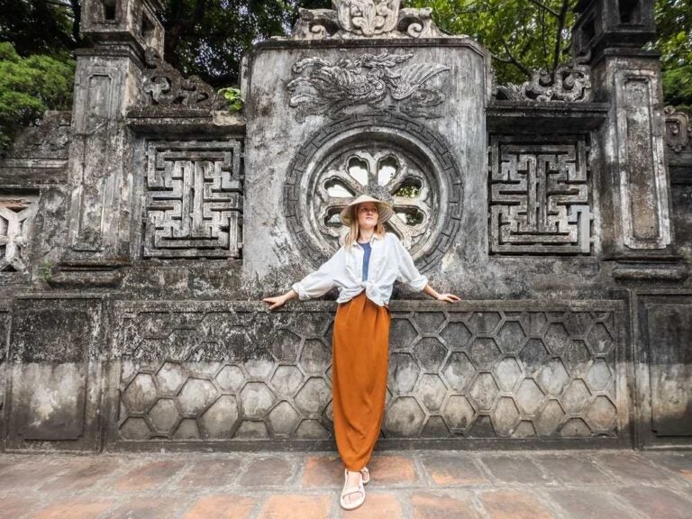 Turista donna a Hoa Lu, antica capitale e sito storico nel nord del Vietnam.