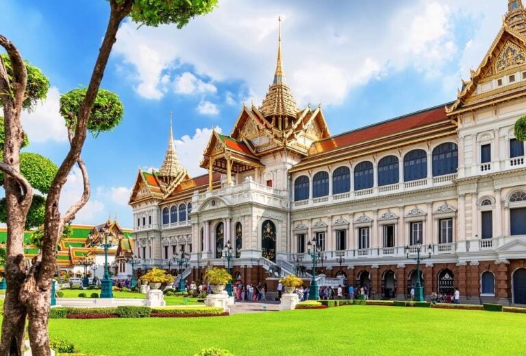 Palazzo reale in una giornata di sole a Bangkok, Thailandia. Sala del trono Chakri Maha Prasat al Grand Palace di Bangkok.