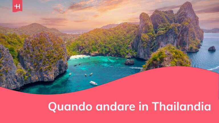 Vista aerea della spiaggia paradisiaca di Nui, laguna turchese con sabbia corallina bianca e palme al tramonto. Paesaggio dell'isola di Koh Phi Phi Don, Krabi, Thailandia.