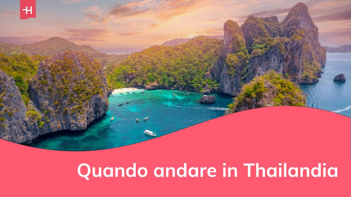 Vista aerea della spiaggia paradisiaca di Nui, laguna turchese con sabbia corallina bianca e palme al tramonto. Paesaggio dell'isola di Koh Phi Phi Don, Krabi, Thailandia.