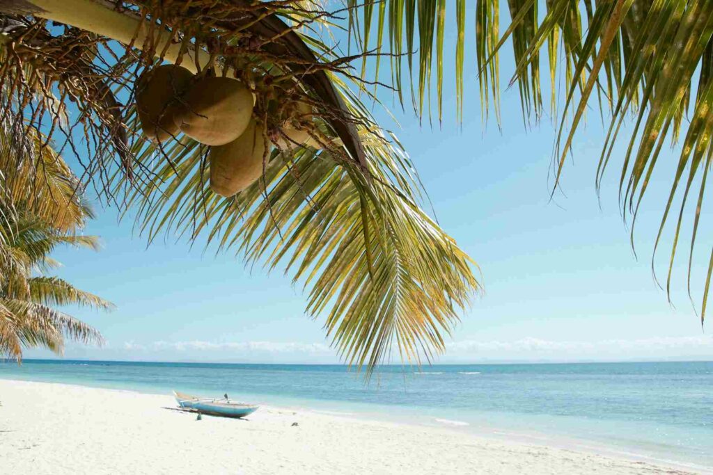 Barca sulla spiaggia di Ile aux Nattes, Madagascar