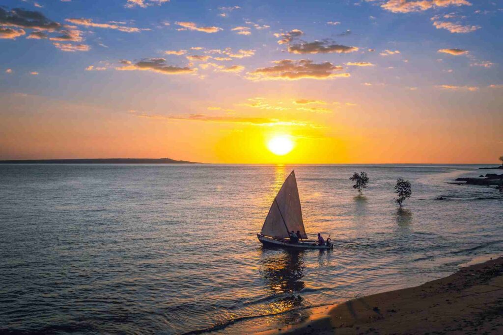 Persone in barca a vela al tramonto a Mahajanga, Madagascar.