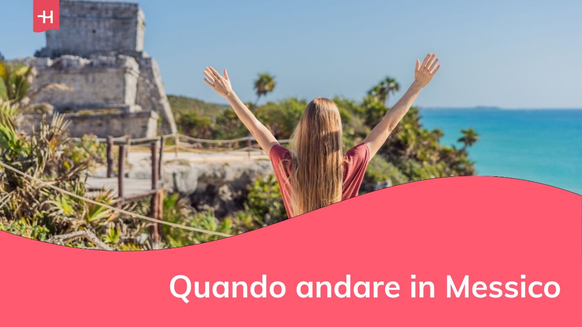 Donna turista che si gode il panorama della città precolombiana Maya di Tulum, Quintana Roo, Messico, Nord America, Tulum, Messico. El Castillo - il castello della città Maya di Tulum, il tempio principale