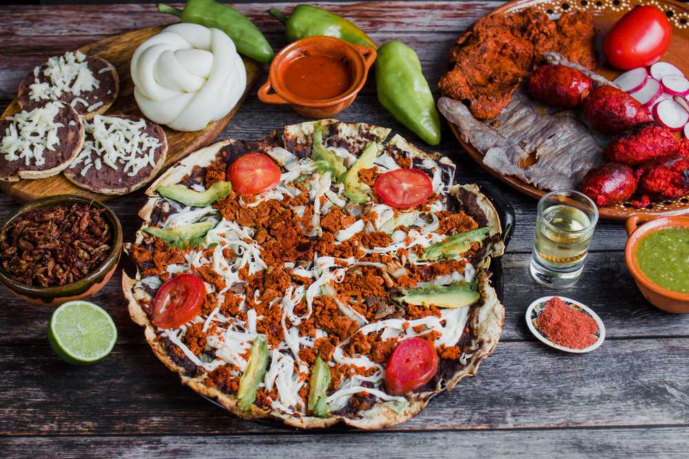 La tlayuda con formaggio è un piatto tradizionale messicano di Oaxaca Messico.