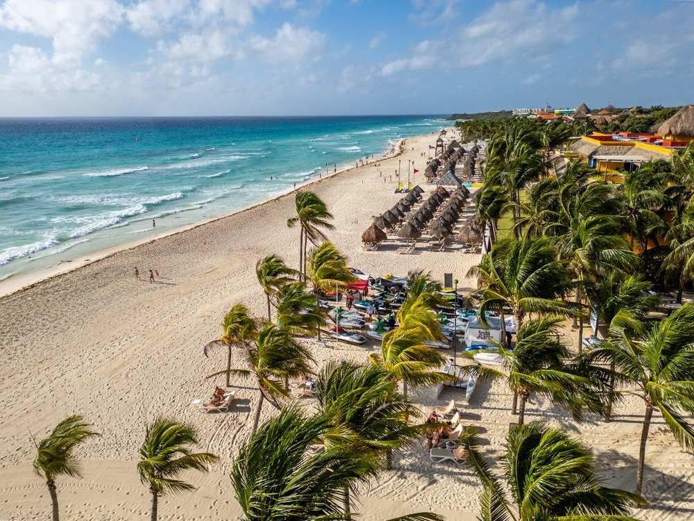 Messico - Playa del Carmen - Incredibile spiaggia di sabbia bianca con hotel di lusso da una vista aerea