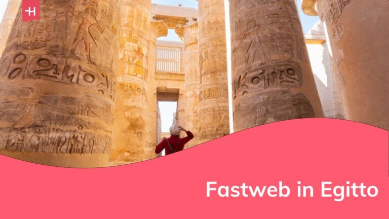 Egitto - 03 gennaio 2025: Viaggiatrice esplora le rovine dell'antico tempio di Karnak nella città di Luxor, in Egitto. Una grande fila di colonne con geroglifici scolpiti