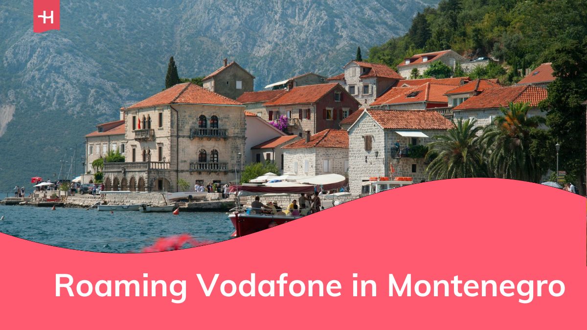 Barca con persone nella città di Perast, Montenegro