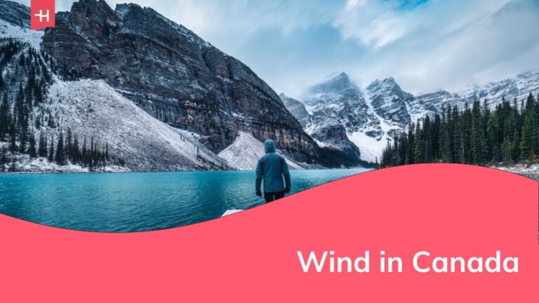 Viaggiatore solitario che cammina su un molo circondato da montagne rocciose sul lago Moraine nel parco nazionale di Banff, Alberta, Canada