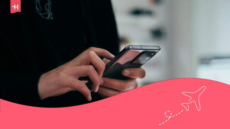 Persona con cellulare in mano