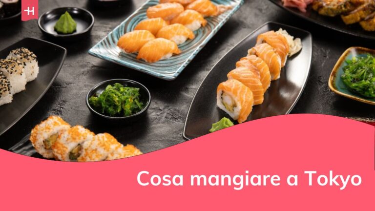 Vista dall'alto della cucina tradizionale giapponese. Set di rotoli di sushi con salmone, tonno e verdure serviti su un tavolo di pietra nera.