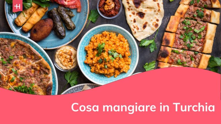 Piatti tradizionali turchi assortiti. Set pizza turca, kebab di carne, pita, bulgur, polpette fritte, hummus e meze turco.