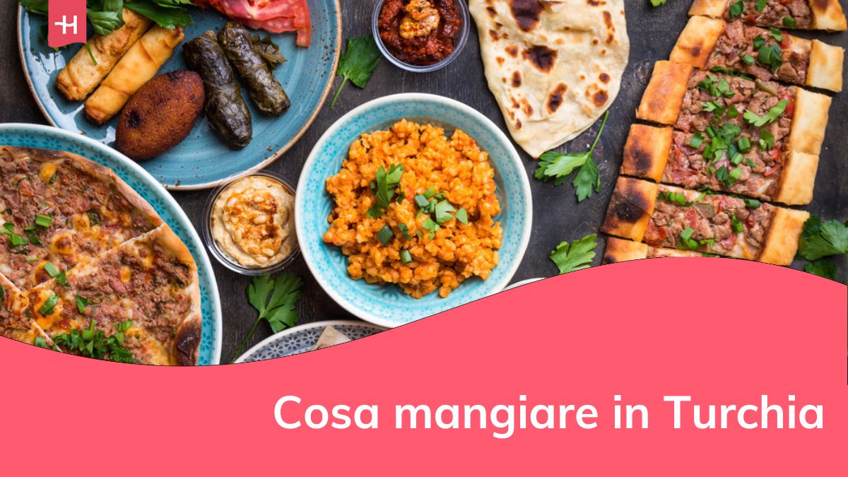 Piatti tradizionali turchi assortiti. Set pizza turca, kebab di carne, pita, bulgur, polpette fritte, hummus e meze turco.