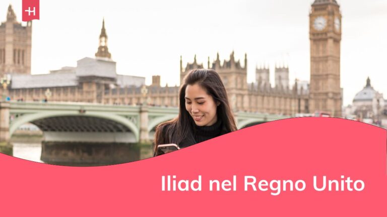 Giovane donna asiatica che guarda il suo smartphone all'aperto alla fine dell'inverno vicino al Westminster Bridge, Londra, Inghilterra.