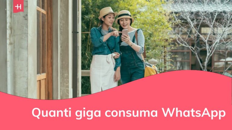 Due amiche asiatiche coreane in abiti di jeans discutono insieme al cellulare.