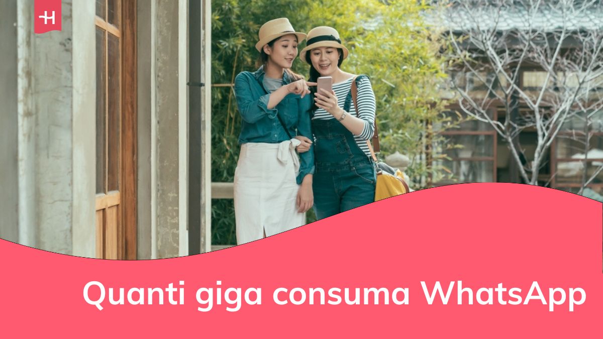 Due amiche asiatiche coreane in abiti di jeans discutono insieme al cellulare.