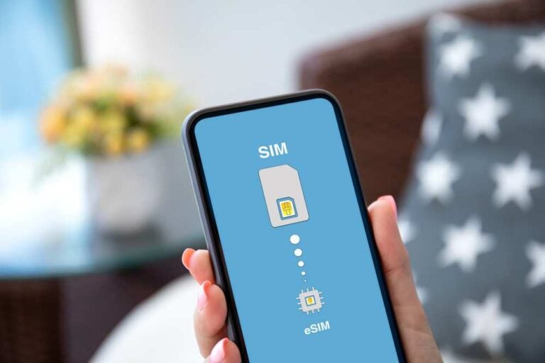 Una donna che installa una eSIM sul suo smartphone.