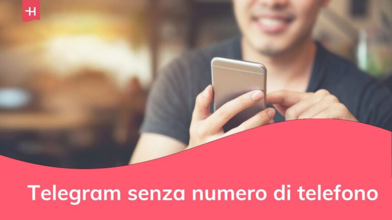 Maschio felice utilizzando lo smartphone al moderno coffee shop, chiacchierando Online Messaging sul cellulare.