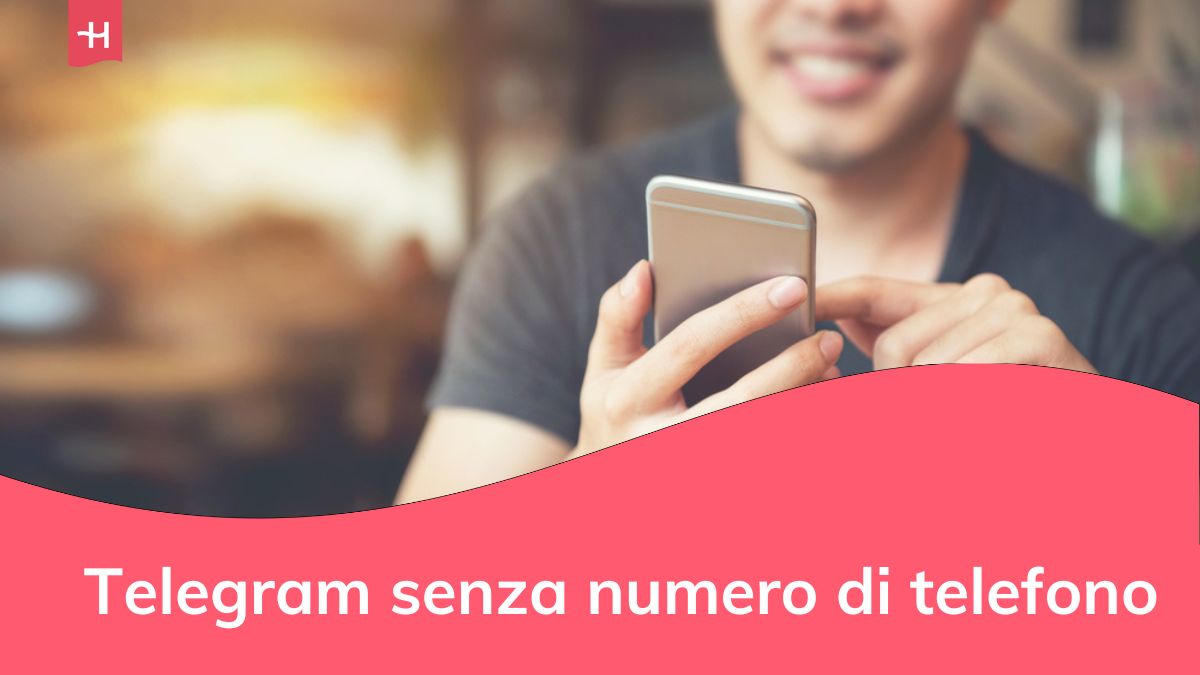 Maschio felice utilizzando lo smartphone al moderno coffee shop, chiacchierando Online Messaging sul cellulare.