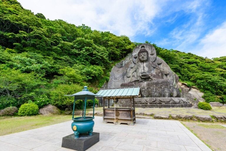 Grande statua di Buddha del monte Nokogiri Nihonji