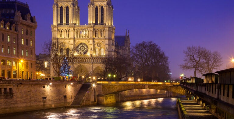 Vista della Cattedrale di Notre Dame dal fiume Senna.