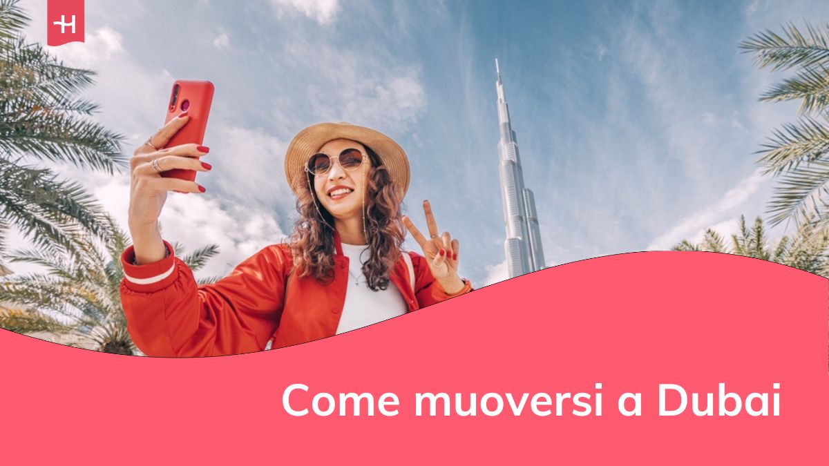 Ragazza asiatica felice che scatta selfie per il suo blog di viaggi, nel centro di Dubai.