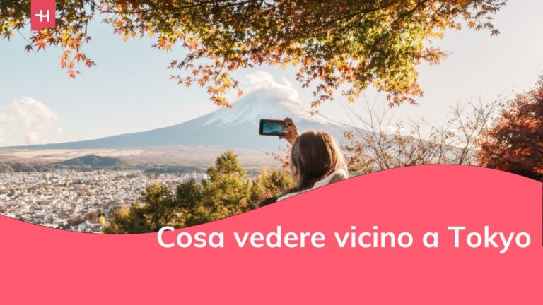Turista donna con il Monte Fuji alla Pagoda Chureito in autunno