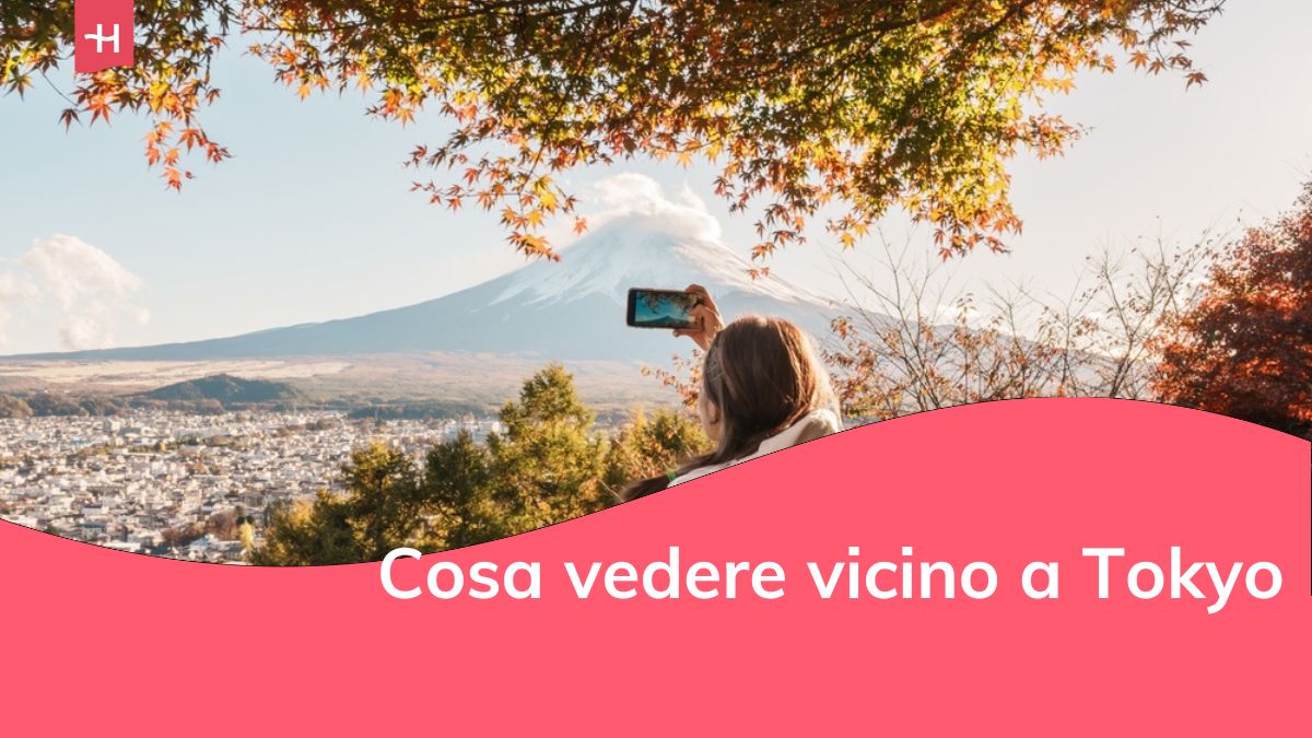 Turista donna con il Monte Fuji alla Pagoda Chureito in autunno