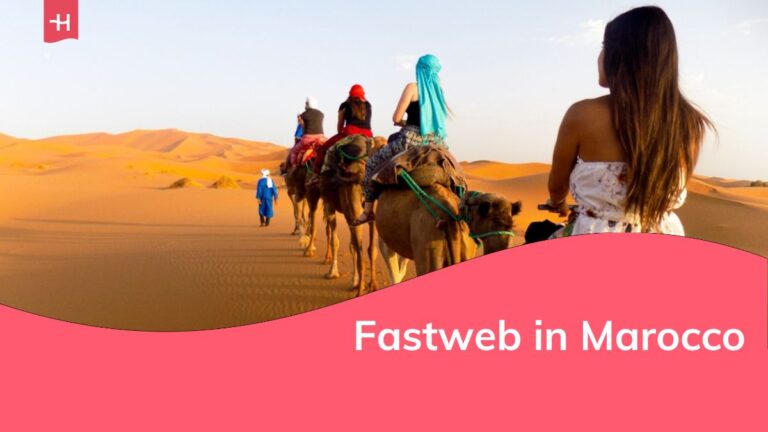 Modella colombiana in viaggio attraverso il Marocco a dorso di cammello