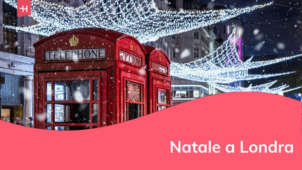 Cabine telefoniche rosse a Londra in una strada illuminata dalle luci natalizie