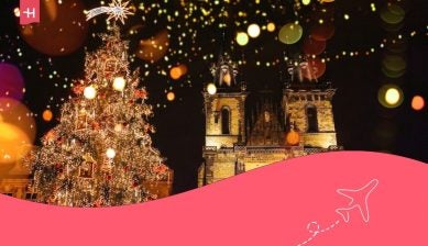 Un albero di Natale addobbato troneggia nella piazza principale di Praga durante le festività di Capodanno.