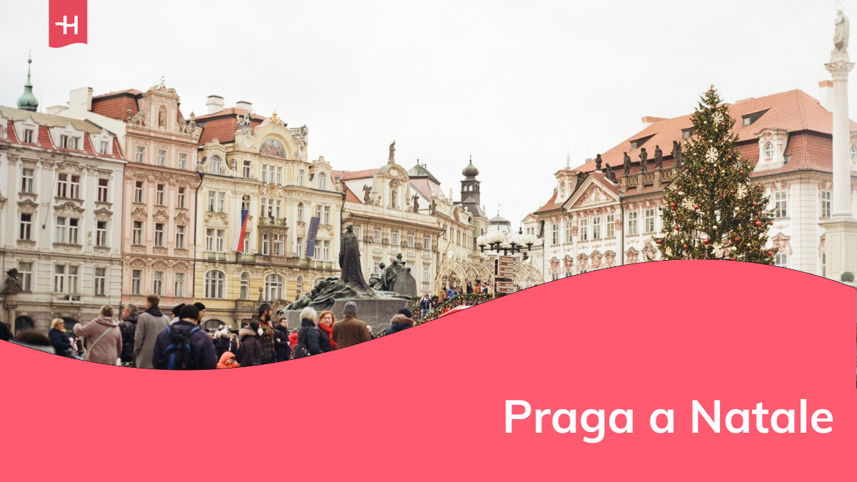 Gruppo di persone che camminano in una piazza di Praga, Repubblica Ceca