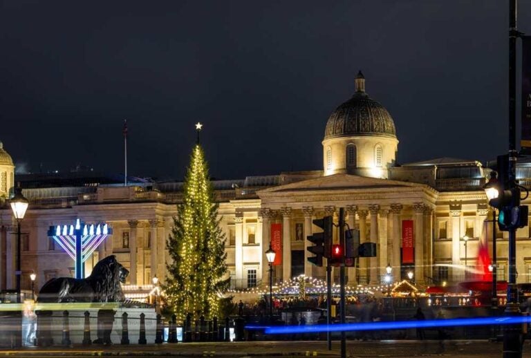 L'albero di Natale di Trafalgar Square, un abete rosso norvegese, a Trafalgar Square a Londra