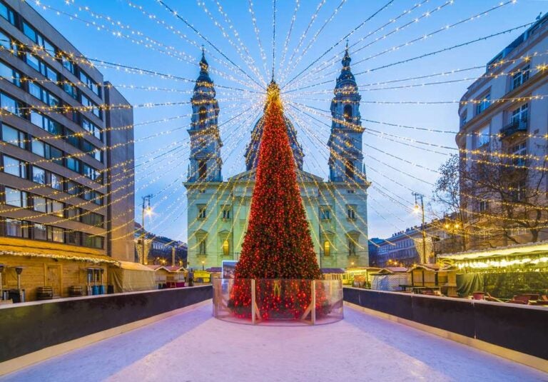 Mercatino di Natale nella Piazza della Basilica di Santo Stefano a Budapest, Ungheria