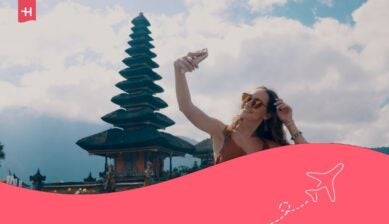 Giovane turista al tempio di Ulun Danu Batur in Indonesia, sull'isola di Bali.