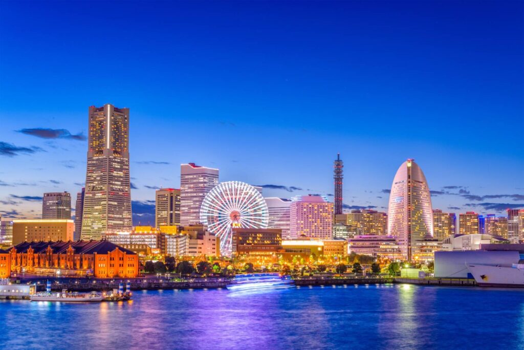 Yokohama, Giappone: panorama della città dalla baia al crepuscolo.