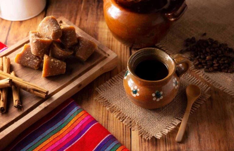 Caffè messicano in una tazza tradizionale.