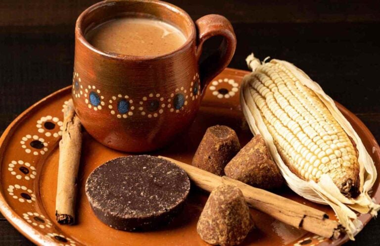 Il champurrado e i suoi ingredienti.