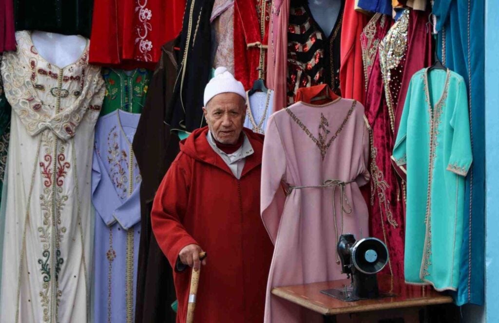 Uomo che vende abiti marocchini.