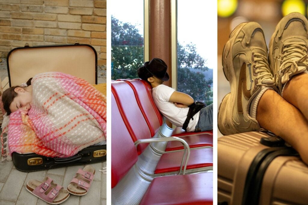 Bambina dormendo con una coperta appoggiata alla valigia, un ragazzo dormendo sui sedili dell’aeroporto e dei piedi sopra una valigia.