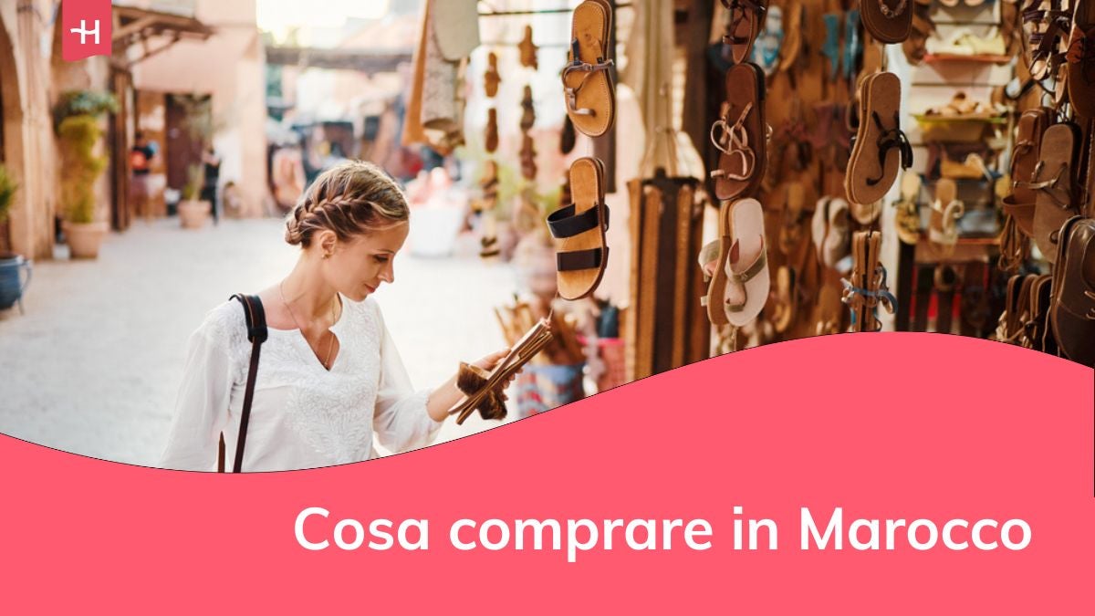 Giovane viaggiatrice sceglie dei regali in un negozio di scarpe in Marocco.