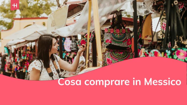 ragazza viaggiatore che compra souvenir nel tradizionale mercato messicano nelle strade del Messico