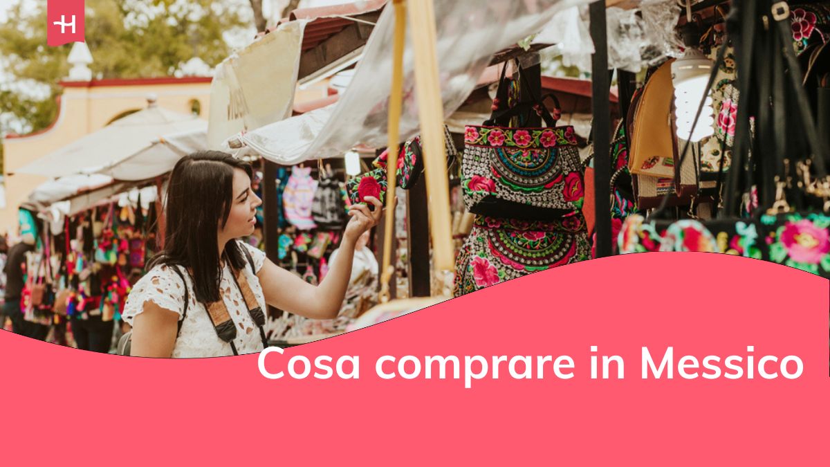 ragazza viaggiatore che compra souvenir nel tradizionale mercato messicano nelle strade del Messico