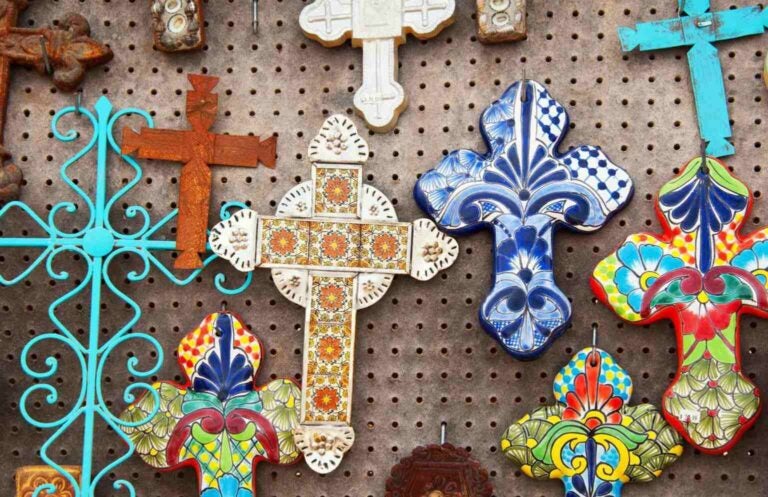 Croci religiose di arte popolare.