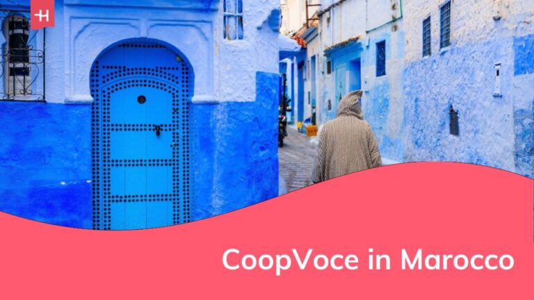 Chefchaouen, Marocco. La vecchia città fortificata, o medina, con le sue case tradizionali dipinte di blu e bianco.