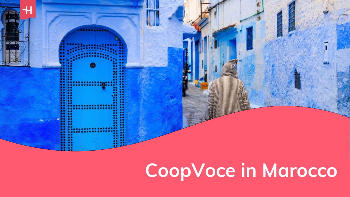 Chefchaouen, Marocco. La vecchia città fortificata, o medina, con le sue case tradizionali dipinte di blu e bianco.